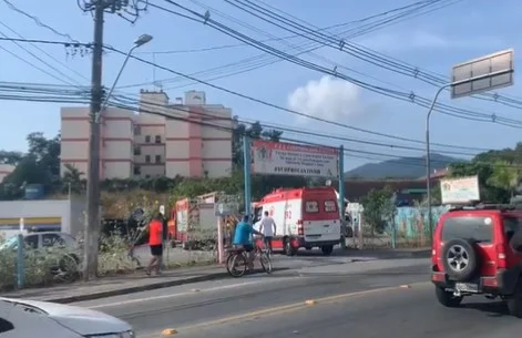 corpo de bombeiros entrando em creche em blumenau - Metrópoles
