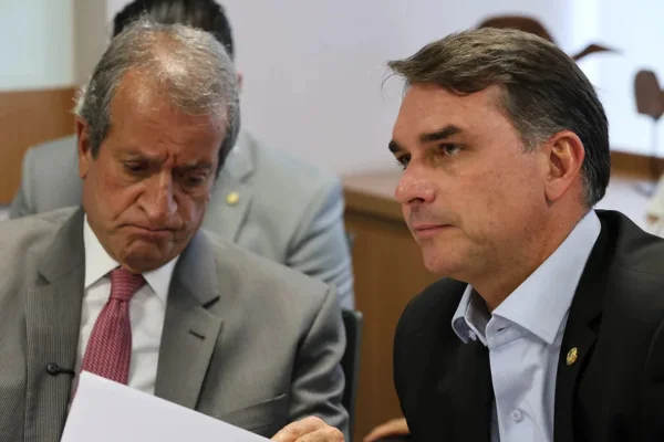 Valdemar da Costa Neto e Flávio Bolsonaro, do PL