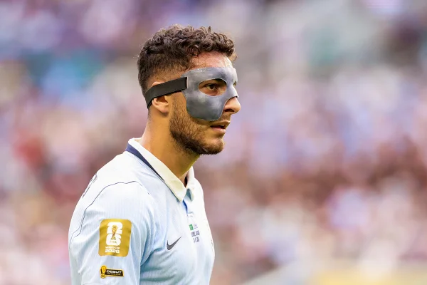 Sebastián Cáceres, número 3 do Uruguai, usa máscara de proteção facial durante a partida do Grupo H da Copa do Mundo da FIFA 2026 entre Arábia Saudita e Uruguai, em 15 de junho de 2026, no Miami Stadium, em Miami Gardens, Flórida. Metrópoles