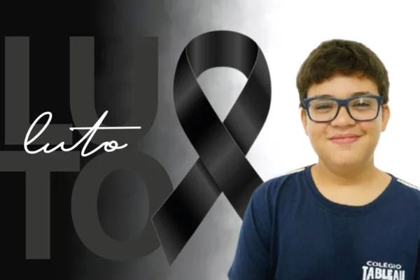 Imagem colorida de um adolescente branco de óculos ao lado de uma mensagem de luto - Metrópoles