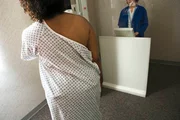 Não há uma causa específica para a doença. Contudo, fatores ambientais, genéticos, hormonais e comportamentais podem aumentar o risco de desenvolvimento da enfermidade. Além disso, o risco aumenta com a idade, sendo comum em pessoas com mais de 50 anos
