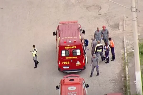 Imagem colorida de viatura do Corpo de Bombeiros. Metrópoles