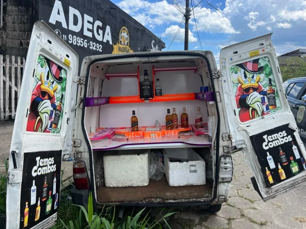 Imagem mostra portas de furgão com imagem do Tio Patinhas cheio de bebidas - Metrópoles