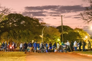 Pessoas em situação de rua enfrentam fila para retirada de senha e garantir uma vaga no abrigo emergencial do GDF 
