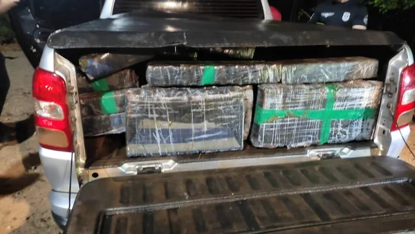 Fuga “cinematográfica” termina com carro em lago e apreensão de quase uma tonelada de maconha em SC