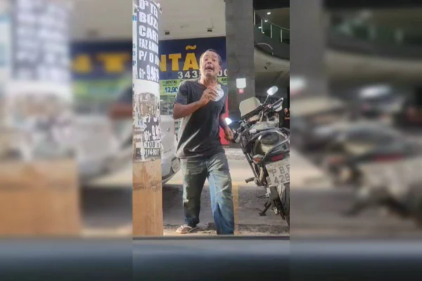Foto colorida de homem correndo em direção de carro