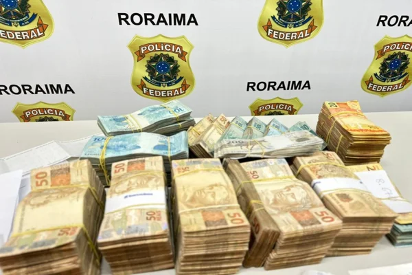 PF flagra homem com montanha de dinheiro na mochila