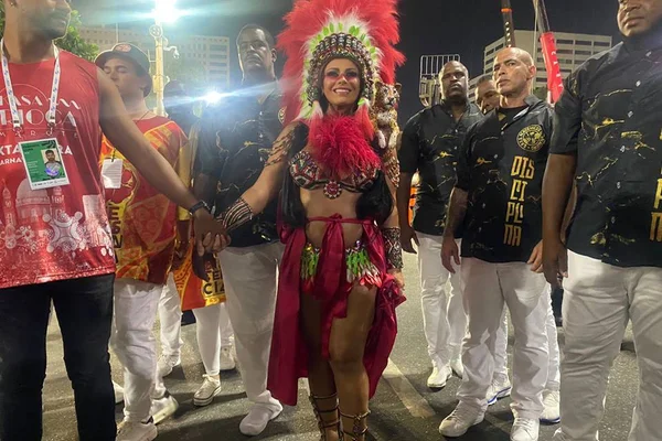 “Queria mostrar a barriguinha”, diz Vivi Araújo, Rainha do Salgueiro