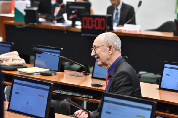 Múcio parece não se interessar em mudar artigo 142, diz Rui Falcão