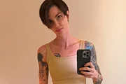 Ruby Rose faz selfie no espelho