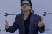 Ator de Goonies, Corey Feldman passa mal em voo e é levado ao hospital
Ator de Goonies, Corey Feldman passa mal em voo e é levado ao hospital