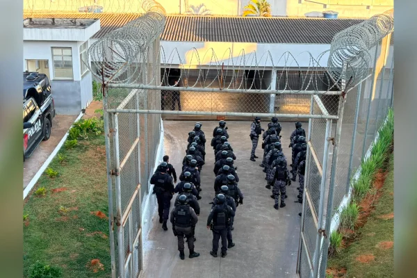 agentes em presídio de Minas Gerais