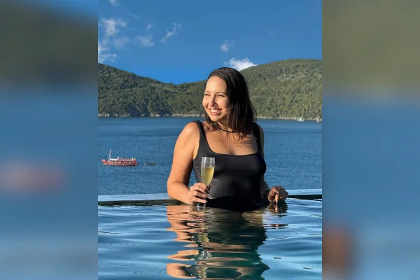 Imagem colorida mostra a influenciadora Alexia Ferreira - Metrópoles