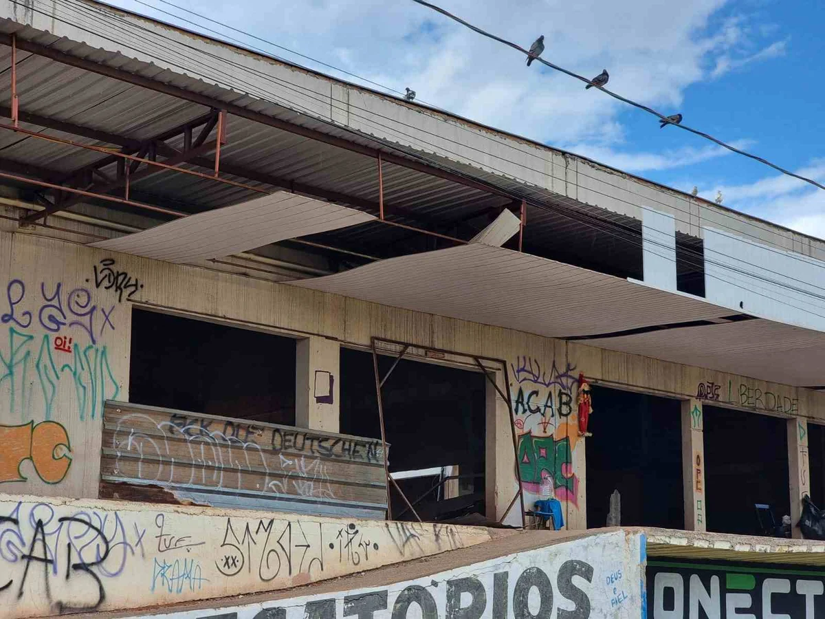 Localizada atrás de lava jato, trabalhadores lidam com sujeira, lixo, acumulo de água e outros problemas Localizada atrás de lava jato, trabalhadores lidam com sujeira, lixo, acumulo de água e outros problemas
