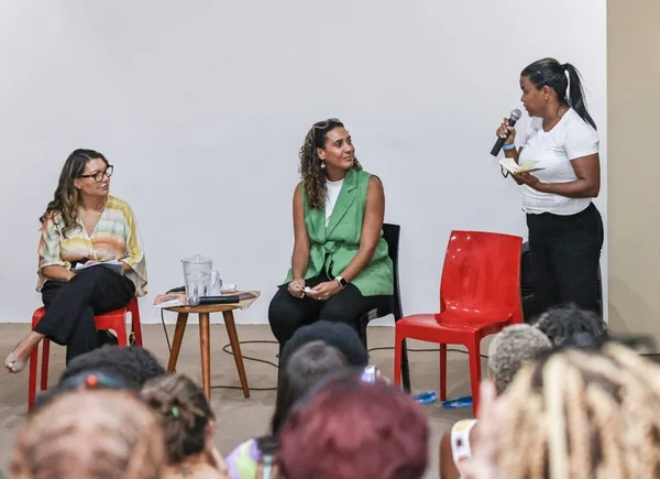 No Complexo do Alemão, Janja se reúne com 50 líderes comunitárias
