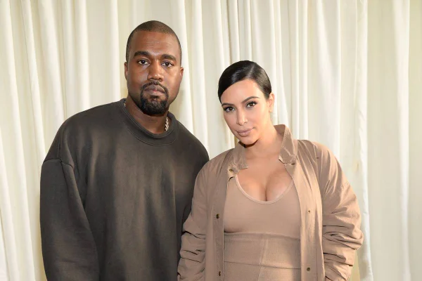 Kanye West exige que Kim Kardashian tire filhos da escola