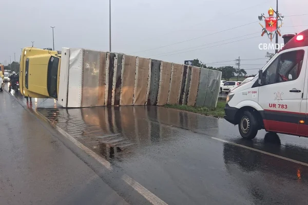 Caminhão tomba, fica atravessado e bloqueia faixas da BR-020; veja