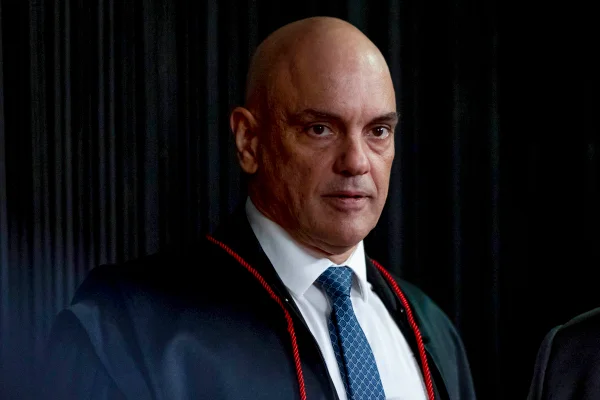 Moraes imagem colorida mostra ministro alexandre de moraes, um homem branco e careca, usando terno preto com gravata azul e camisa branca -Metrópoles