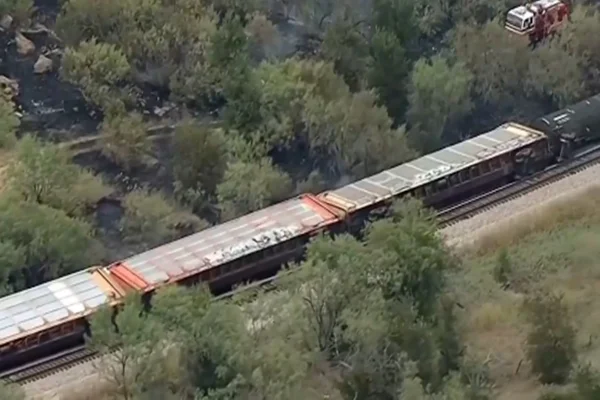 Imagem colorida, vagões trem descarrilam e causam acidente - Metrópoles
