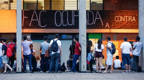 Grupo de alunos ameaça retirar ocupantes à força de dentro da UnB