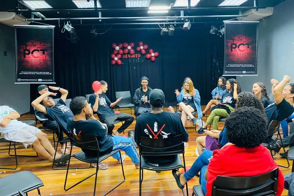 foto colorida de pessoas sentadas e roda conversando - metrópoles