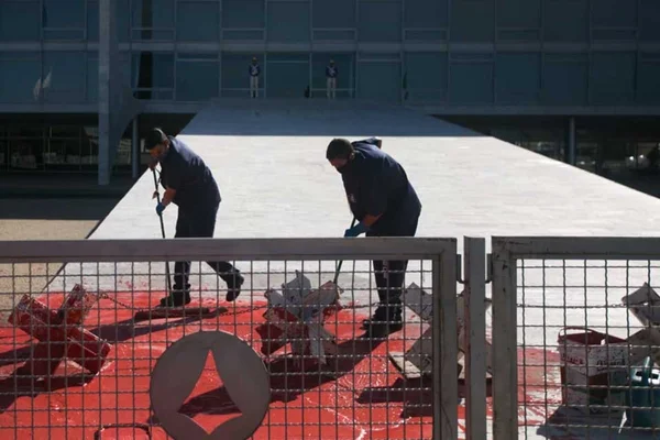Uma lata de tinta vermelha foi derramada na frente do Palácio do Planalto na manhã desta segunda-feira