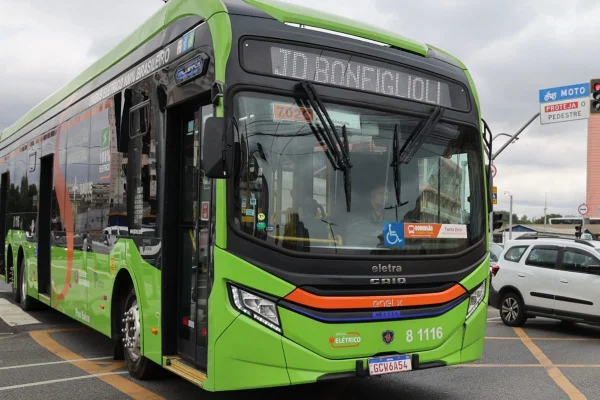 Imagem colorida de linha de ônibus municipal de São Paulo. Ricardo Nunes anuncia aumento da tarifa. - Metrópoles