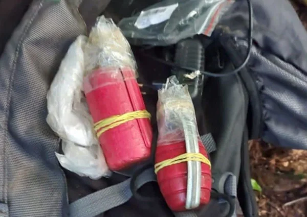 Foto colorida de granadas vermelhas encontradas pela PM em Santos - Metrópoles