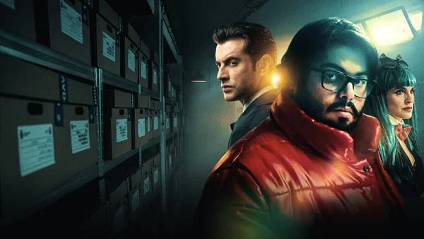 <b>Origens Secretas</b> se passa em Madri, em 2019, e faz uma homenagem ao universo dos super-heróis. Quando um serial killer começa a espalhar o caos, matando pessoas anônimas que, aparentemente, não possuem nenhuma conexão uma com as outras, um fã de quadrinhos e uma cosplay se unem para parar o vilão <b>Origens Secretas</b> se passa em Madri, em 2019, e faz uma homenagem ao universo dos super-heróis. Quando um serial killer começa a espalhar o caos, matando pessoas anônimas que, aparentemente, não possuem nenhuma conexão uma com as outras, um fã de quadrinhos e uma cosplay se unem para parar o vilão