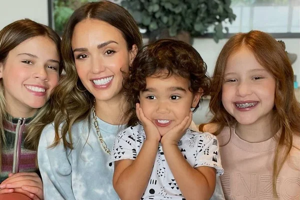 Jessica Alba e filhos