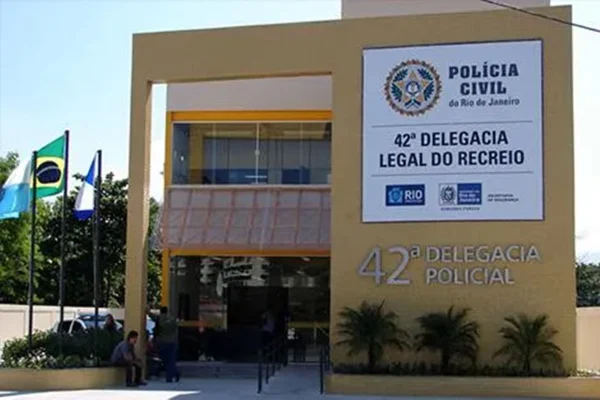 Imagem colorida da 42ª DP (Recreio dos Bandeirantes) - Metrópoles