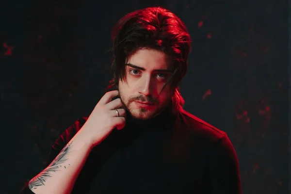 Imagem colorida de Rafael Lange, o Cellbit