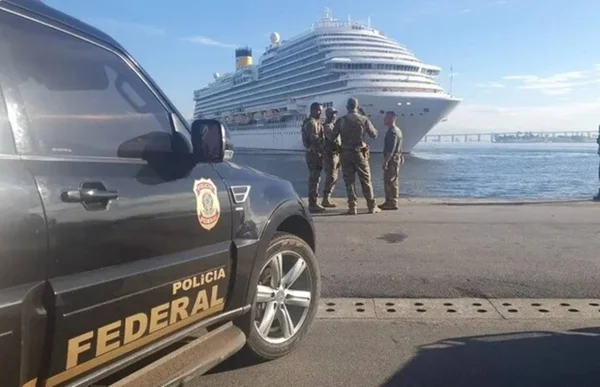 Imagem colorida de PF aprrende homem com 5 kg de cocaína em cruzeiro