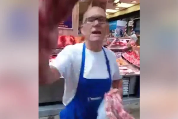 Açougueiro ameaça veganos com pedaços de carne durante protesto
