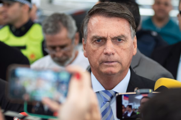 Ex-presidente-Jair-Bolsonaro-fala-com-a-imprensa-Metropoles-2 PF diz a Moraes que uso de tornozeleira não evitaria fuga de Bolsonaro