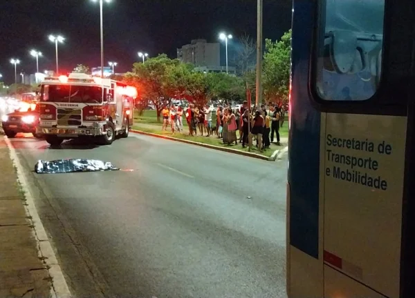 Imagem colorida de acidente com ônibus azul
