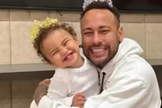 Neymar encanta web ao brindar com Mavie e avisa: "É água, viu?" Neymar encanta web ao brindar com Mavie e avisa: "É água, viu?"