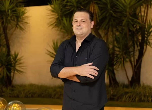 Homem de braços cruzados