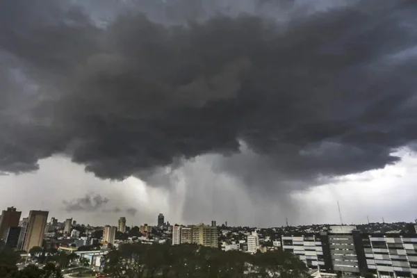 Foto colorida de passagem de chuvas por Curitiba durante ciclone - Metrópoles