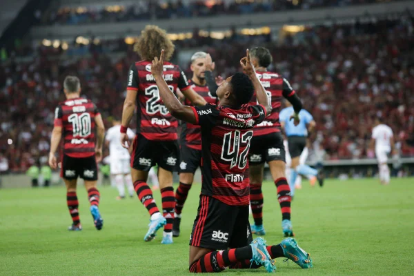 Flamengo faz 6 no Bangu e chega embalado para semifinais