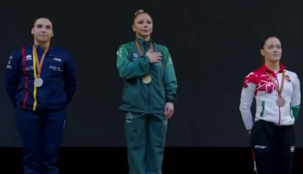 Imagem colorida de Flávia Saraiva, medalhista de ouro no Mundial- Metrópoles