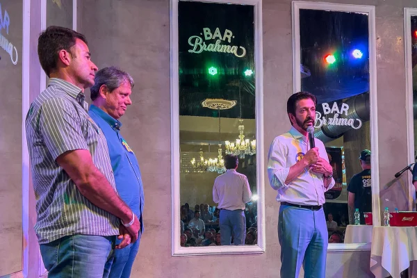 Imagem colorida mostra Tarcisio de Freitas e Ricardo Nunes no palco do Bar Brahma - Metrõpoles