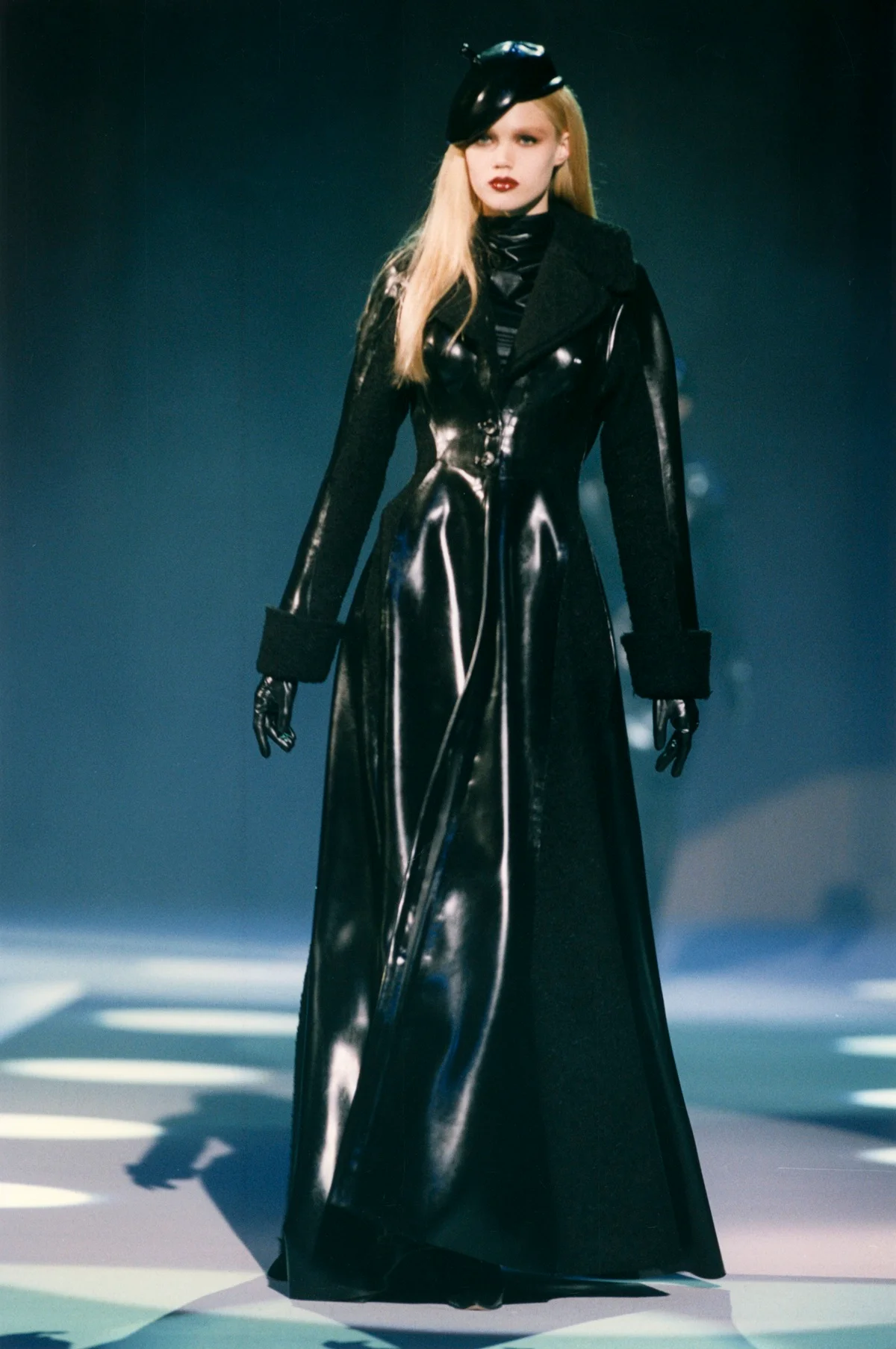 Coleção Thierry Mugler Haute Couture Outono/Inverno 1997/98 em Paris Coleção Thierry Mugler Haute Couture Outono/Inverno 1997/98 em Paris