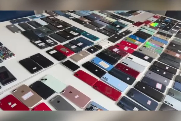 Imagem colorida mostra celulares encontrados em casa no centro - Metrópoles