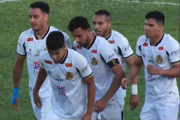 Jogadores da Aparecidense comemoram gol nas oitavas da Série D contra Goiatuba