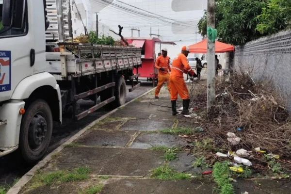 Foto colorida de garis recolhendo lixo em Olinda (PE) - Metrópoes