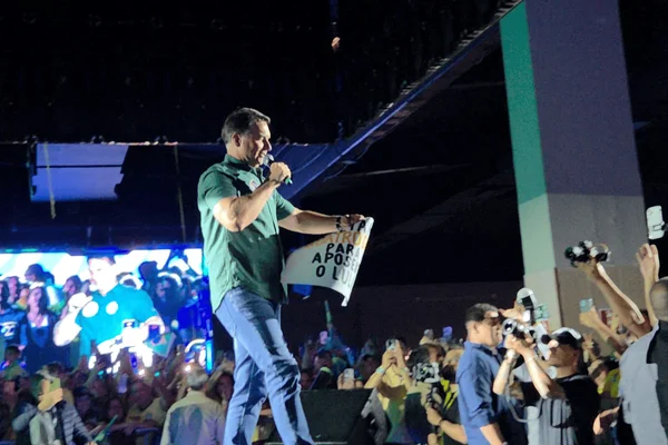 Flávio Bolsonaro ataca Lula e Alexandre de Moraes, em Guarulhos, nesta quarta-feira (21/10).