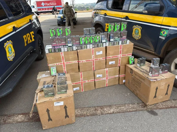 PRF apreende 2 mil cigarros eletrônicos e 150 perfumes em ônibus em Goiás