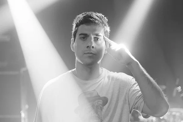Rapper Fabio Brazza lança música Boto Fé