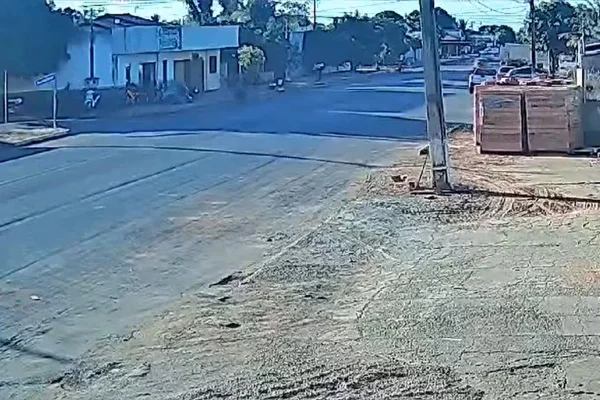 Câmera de segurança grava a frente da oficina, localizada no lado esquerdo da imagem - Metrópoles